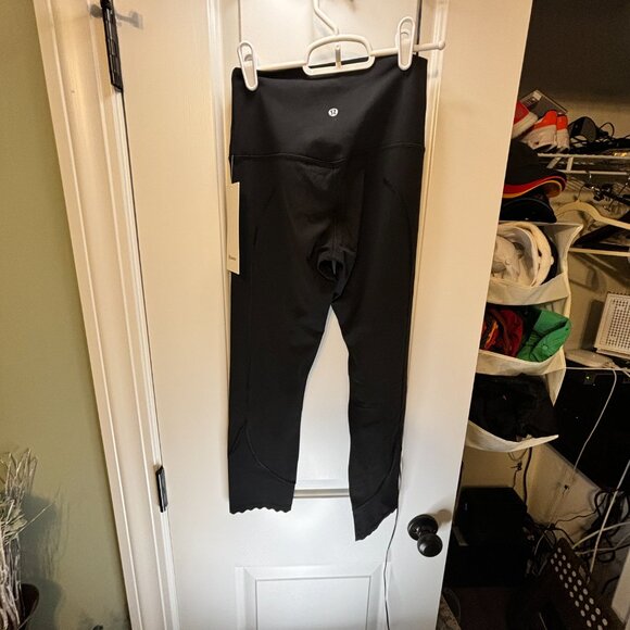 EUC Lululemon Women's Size 6 Align HR Crop 23" Black Scalloped - Picture 8 of 8